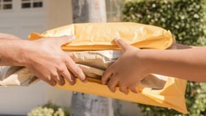 Cliente recibiendo entrega